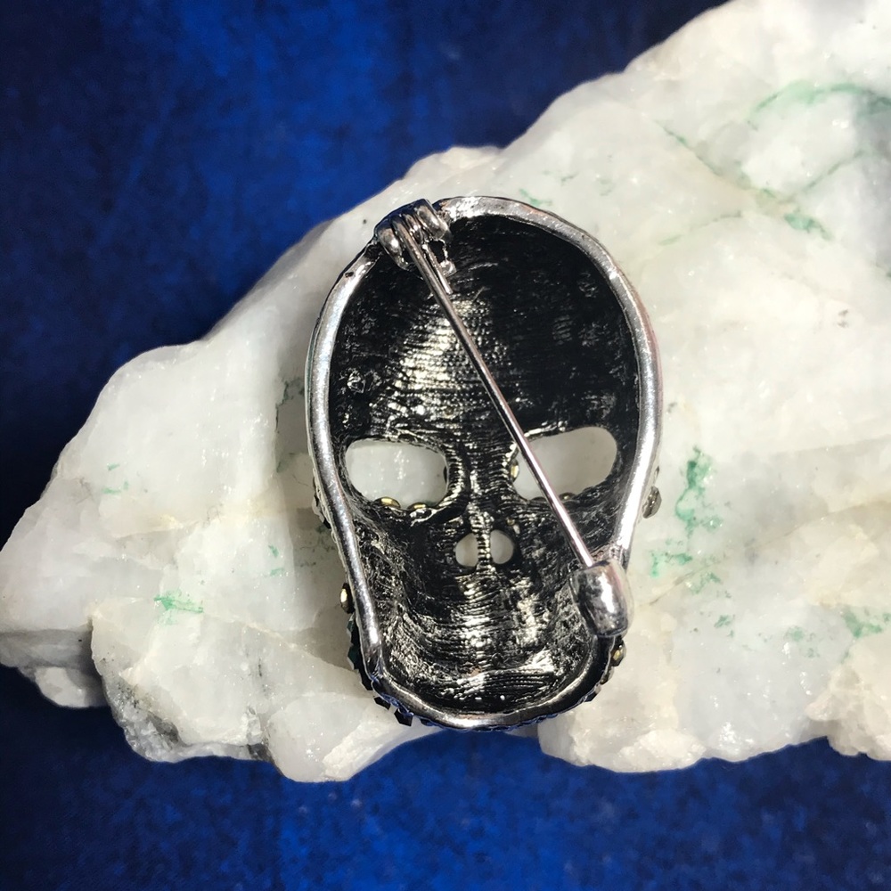 Chrome silver rhinestone skull brooch - Picture 2 of 5